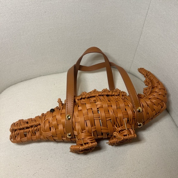 Tommy Bahama Tan Woven crocodile Handbag. Don’t worry it won’t bite 🐊 - Picture 6 of 10